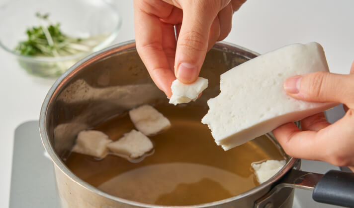 鍋にAを入れて軽く煮立て、手でちぎったはんぺんと、キッチンばさみで根元を切り落としたブロッコリースプラウトを加える 鍋にAを入れて軽く煮立て、手でちぎったはんぺんと、キッチンばさみで根元を切り落としたブロッコリースプラウトを加える