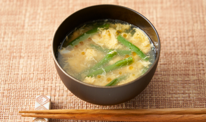 お玉で軽くかき混ぜてお椀に盛り付け、仕上げにごま油を回しかける。 お玉で軽くかき混ぜてお椀に盛り付け、仕上げにごま油を回しかける。