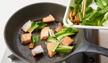 フライパンにごま油を熱して鮭を中火で片面2&nbsp;分ずつ焼き、火が通ったらむき甘栗とチンゲンサイを入れて3分ほど炒める。