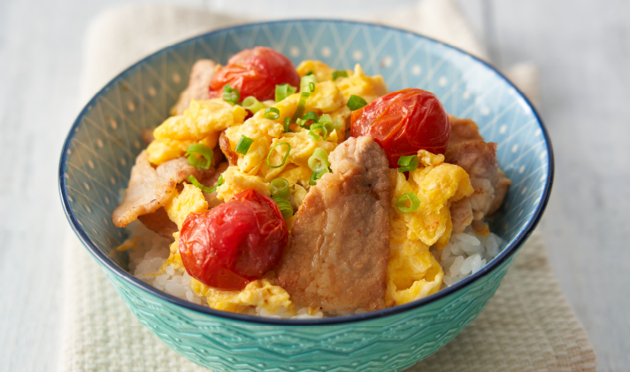 1のフライパンに豚肉とすりおろしにんにくを入れて中火で炒め、色が変わってきたらヘタを取ったミニトマトをそのまま加えてさらに2〜3分炒め、塩、こしょうで味を調え、最後にしょうゆを加えて軽く炒める。