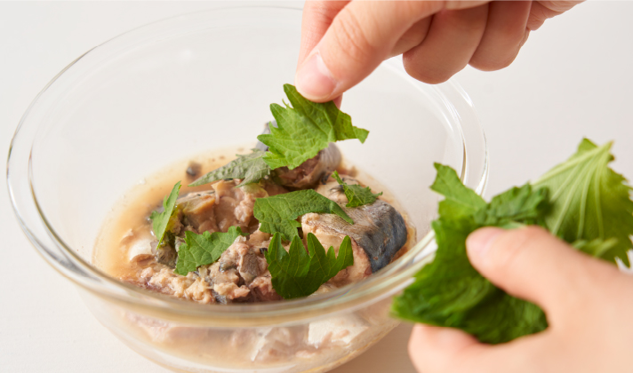 大葉は手でちぎってさば水煮と混ぜる