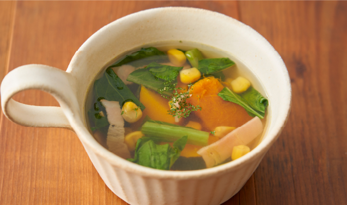 器に盛り付けてパセリを散らす