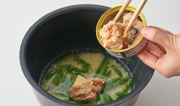 炊飯器に米と1合の目盛りまで水（分量外）を入れ、刻みねぎ以外の材料を全て加えて軽く混ぜ合わせ、通常通り炊飯する。