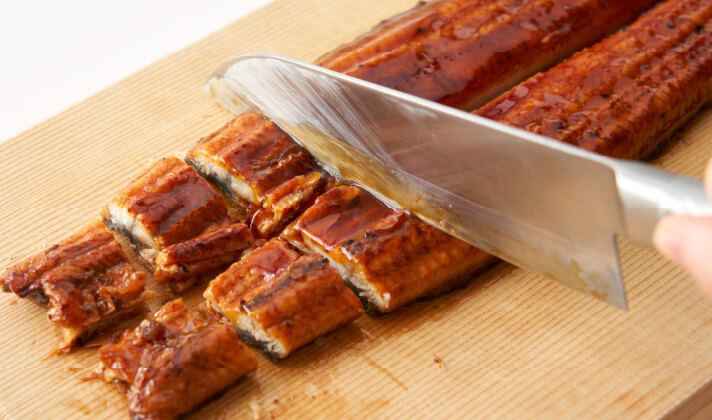 うなぎを食べやすい大きさに切る。