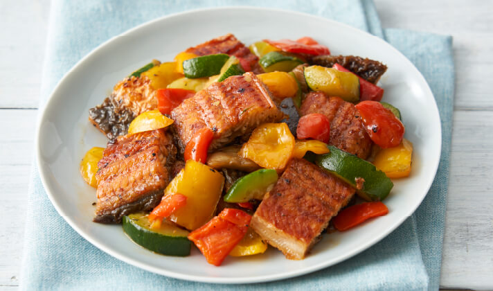 2にうなぎとAを加えて2分ほど炒め合わせ、器に盛り付ける