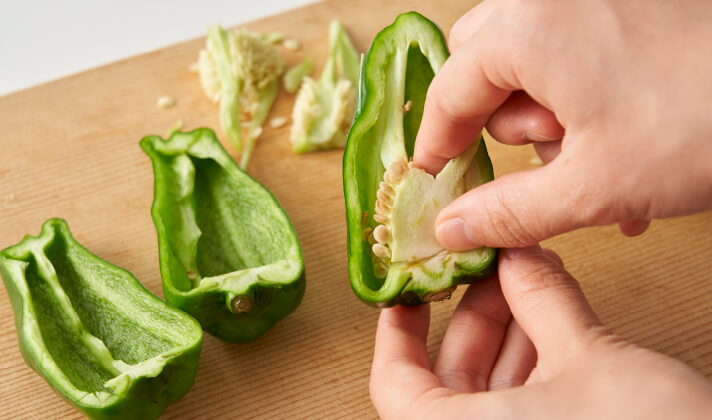 ピーマンを縦に半分に切って種を取り除き、ポテトサラダを上にのせてパン粉をかける