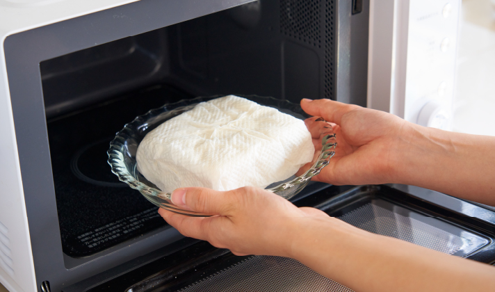 豆腐をキッチンペーパーに包んで耐熱容器に入れ、電子レンジ（500w）で2分加熱し、水切りしてあら熱をとる。