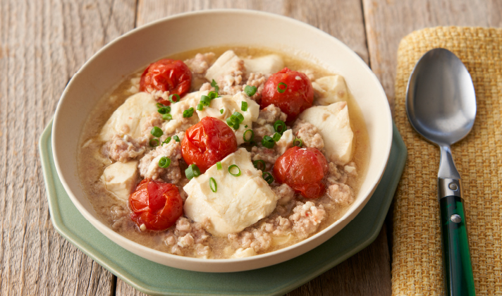 全体を軽く混ぜ合わせて再度ラップをかけ、電子レンジ（500w）で3分加熱して器に盛り付けたら、刻みねぎを散らす。