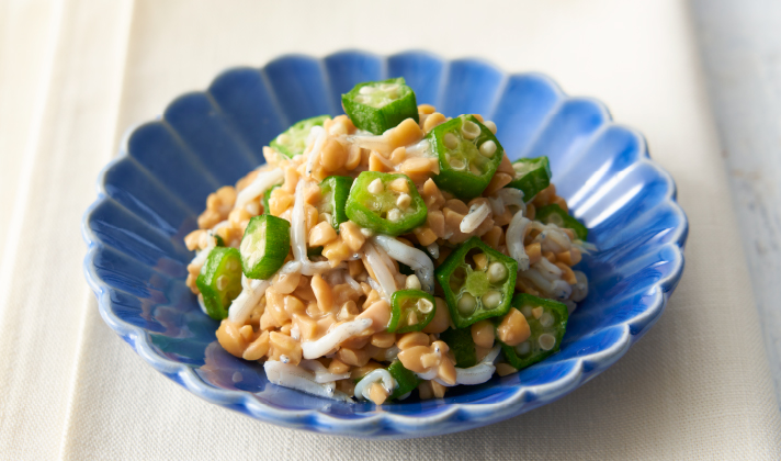 冷凍刻みオクラを解凍し、残りの材料と共に全て混ぜ合わせ、器に盛り付ける。