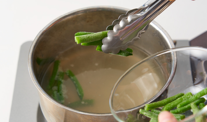 鍋にAを入れて煮立たせ、冷凍いんげんを加えて中火で2分煮る