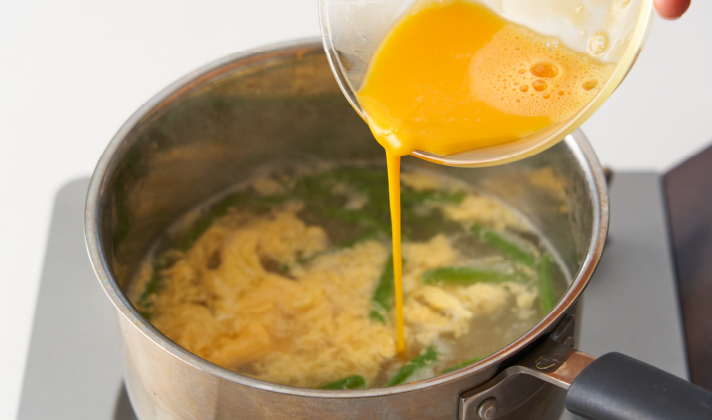 再び煮立ったら溶き卵を細く回し入れる。