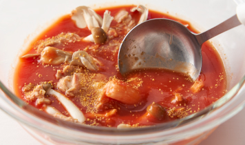 耐熱ボウルにオリーブ油以外の材料を全て加えて混ぜ合わせ、ラップをかけて電子レンジ（500w）で2分加熱する