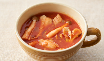 器に盛り付けて、オリーブ油を回しかける。