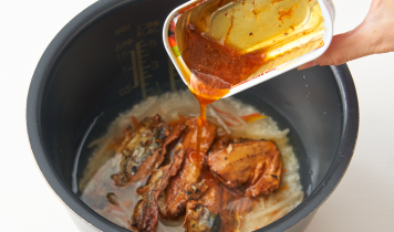 炊飯器に米と1合の目盛りまで水（分量外）を入れ、さんま蒲焼缶（汁ごと）とカット済みごぼうとにんじん、酒を加えて炊飯する。