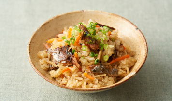 炊き上がったら混ぜて器に盛り、仕上げに刻みねぎを散らす。