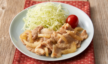 ラップをはずし、全体を混ぜ合わせて器に盛り付け、千切りキャベツとミニトマトを添える。