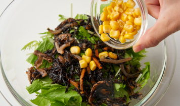 1にひじきの煮物、スイートコーンを加える。