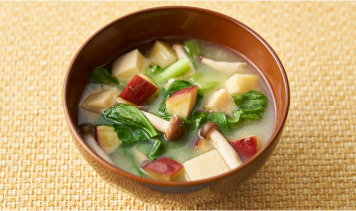 ひと煮立ちしたらしめじと小松菜を加えて1分煮て、味噌を溶き入れ、火を止めたら器に盛る。