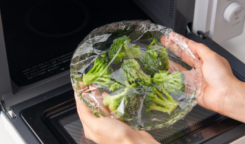 耐熱容器に冷凍ブロッコリーを入れてラップをし、電子レンジ（500w）で2分加熱したら水気を切る