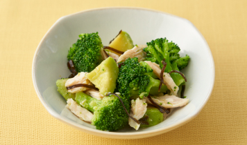 鶏ささみを手でほぐしながらボウルに入れ、1、2と塩昆布、ごま油を加えてよく混ぜ合わせ、器に盛り付ける。