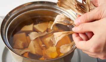 鍋にAを入れて火をつけ、煮立ったら豆腐とまいたけをそれぞれ手でほぐしながら入れる。